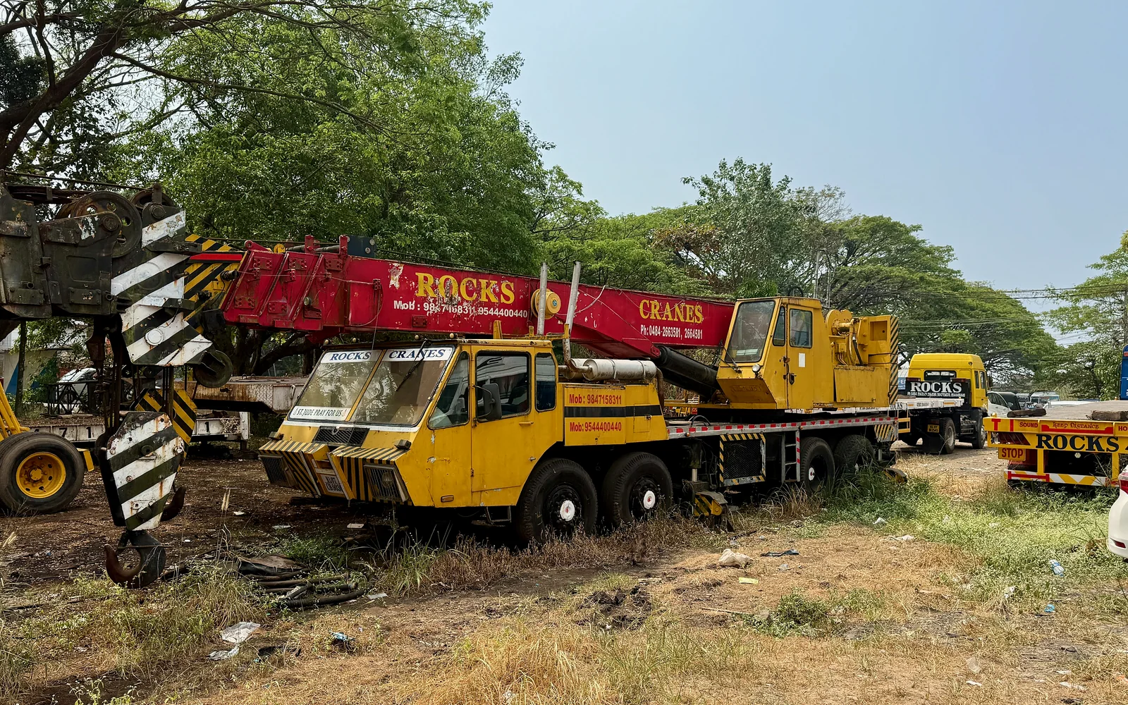 Truck-mounted telescopic crane